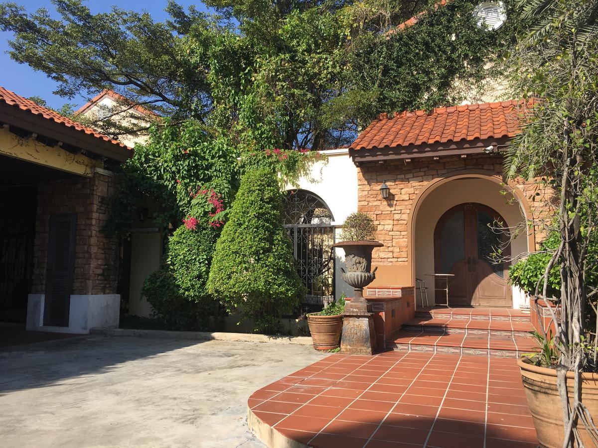 Prompimarn Villa Toscana Банкок Екстериор снимка